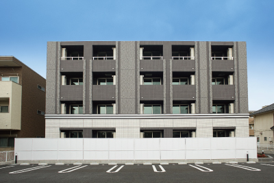 左：「リグノ（2017年）」／右：リグノ式。ユニットバスを上下階で交互に配置することで、 ユニット内上部の設備機器・ダクトスペースと室内天井高2.0ｍの確保が可能になった