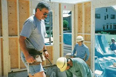 カナダから職人が来日し、アドバイザーとして現場従事者へ指導。このことをきっかけに、大東建託の建築工法は大きく転換してゆく