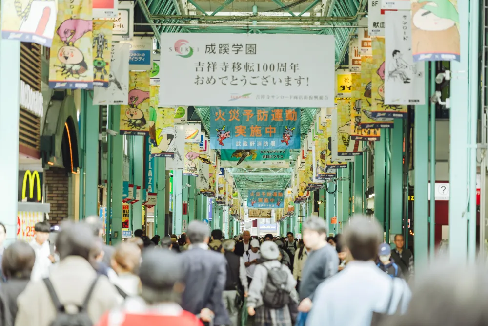平日お昼頃のサンロード商店街。行き交う人の世代や性別にはあまり偏りがないように感じた。インバウンド観光客の姿もちらほら
