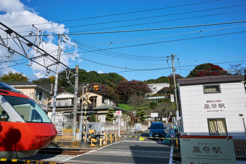 風祭駅周辺の様子。箱根湯本へ向かう「特急ロマンスカー」が走り抜ける