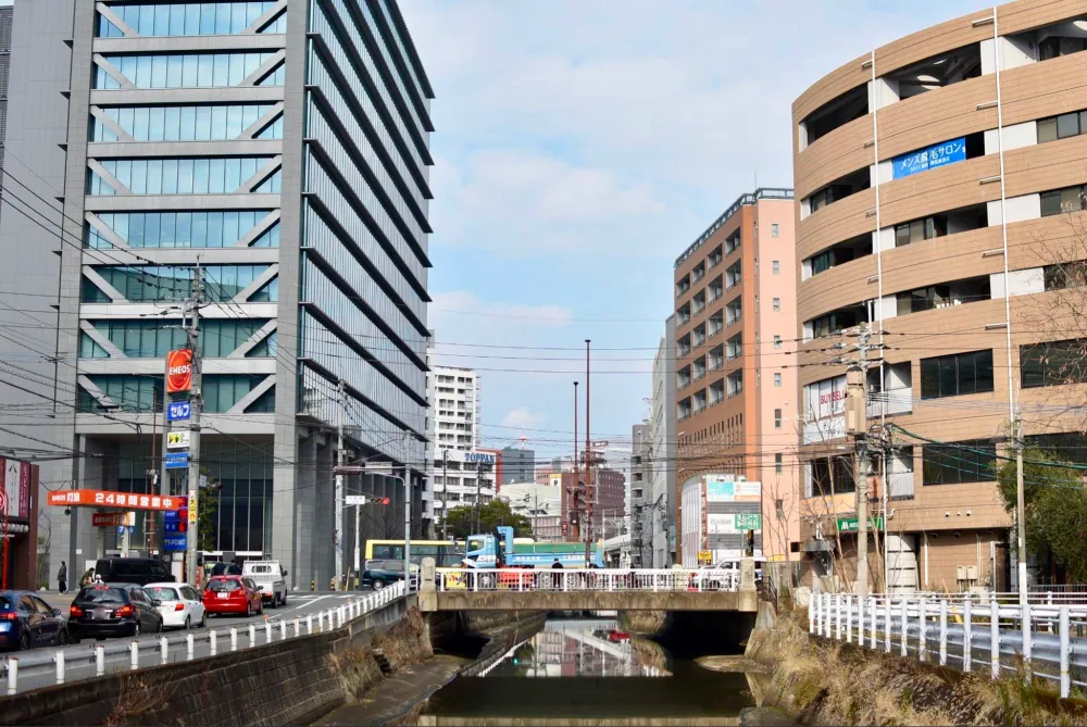 駅のすぐそばには薬院新川が流れていて、川沿いを歩いて行くとオフィス街からマンションが立ち並ぶ居住エリアに入ります。