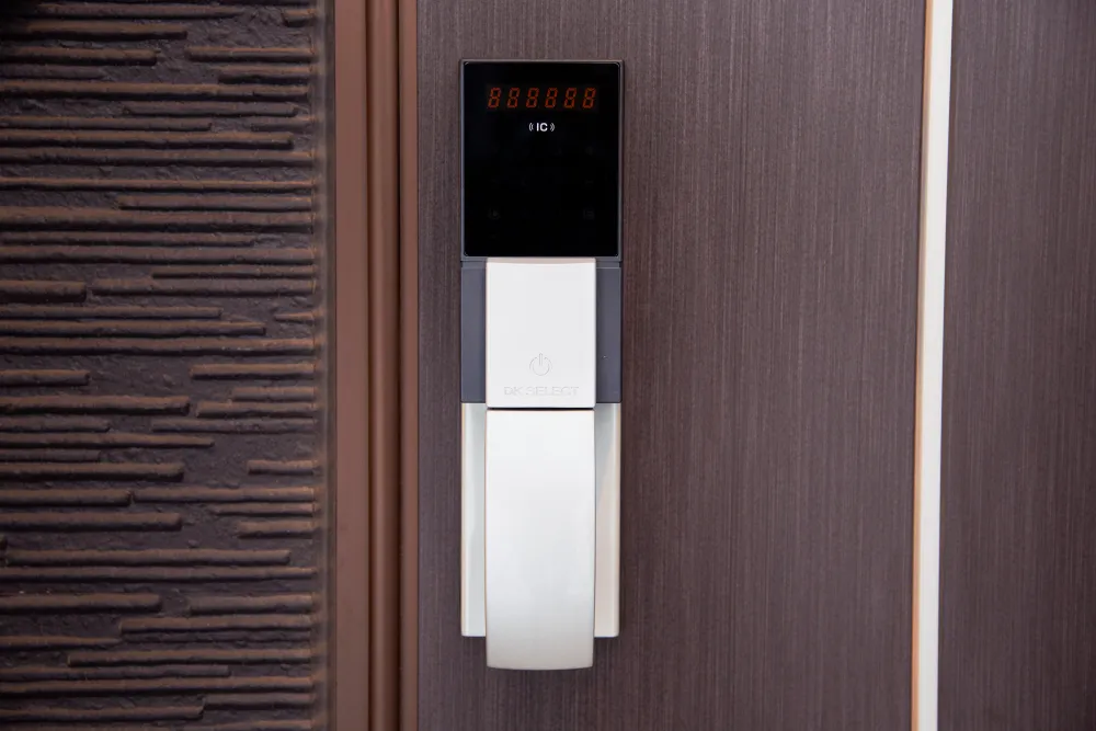 「ROOFLAG」の展示棟のドアにもスマートDKロックが搭載されている。解錠は、専用アプリ「DKロック」で