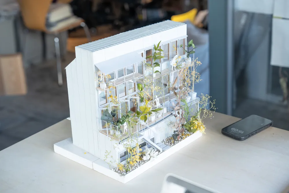 桐さんがデザインした店舗併用住宅「バルコニーズ」の模型