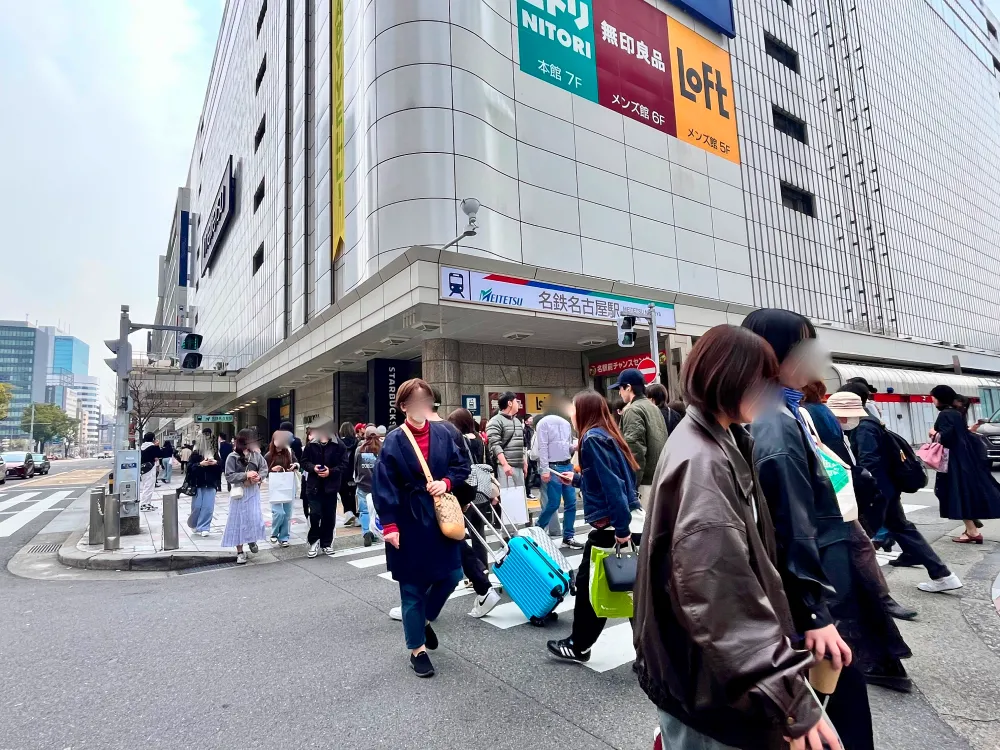 東口側の名鉄（名古屋鉄道）乗り場まで戻ってきました。夕方16時過ぎの人通りはこんな様子
