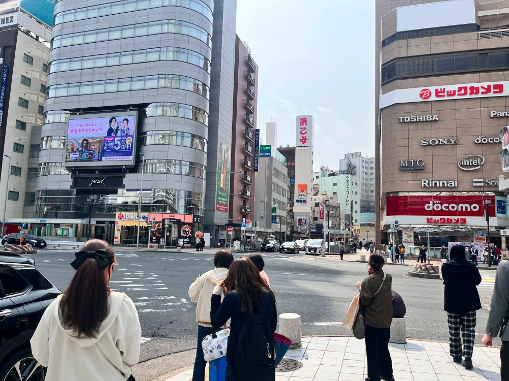西口側から駅の外へ出た風景。椿町北の交差点を西へ進む