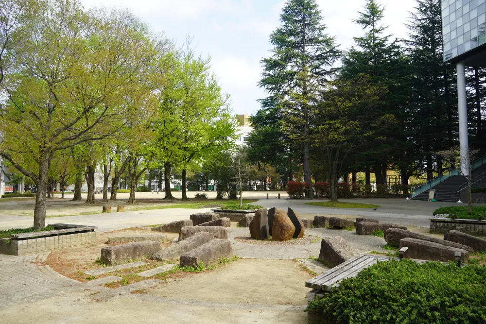 再び商店街方面へ戻り、さらに北へ向かうと「錦町公園」にたどり着きます