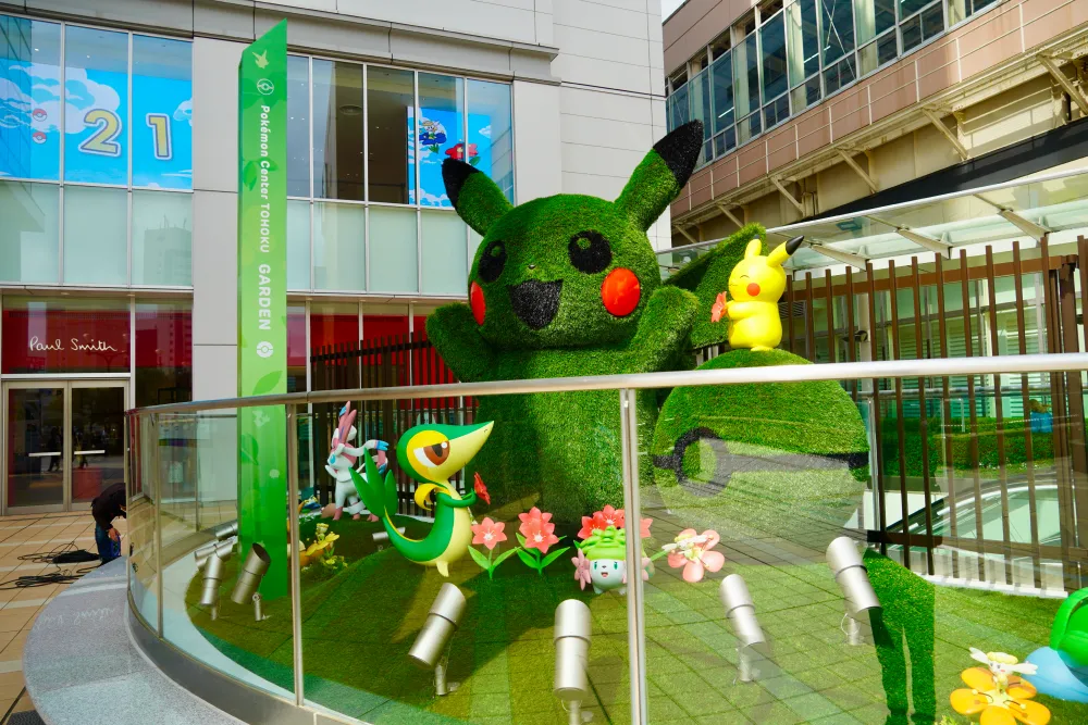 仙台PARCO本館にはポケモンオフィシャルショップ「ポケモンセンタートウホク」があり、本館2F正面入口前広場には、緑に囲まれたガーデンにたくさんのポケモンたちが集まる「ポケモンセンタートウホクガーデン」も！