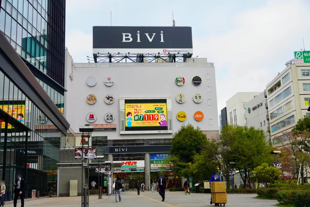 駅の東側に出ると、巨大パネルが目印の「BiVi仙台駅東口」があります。