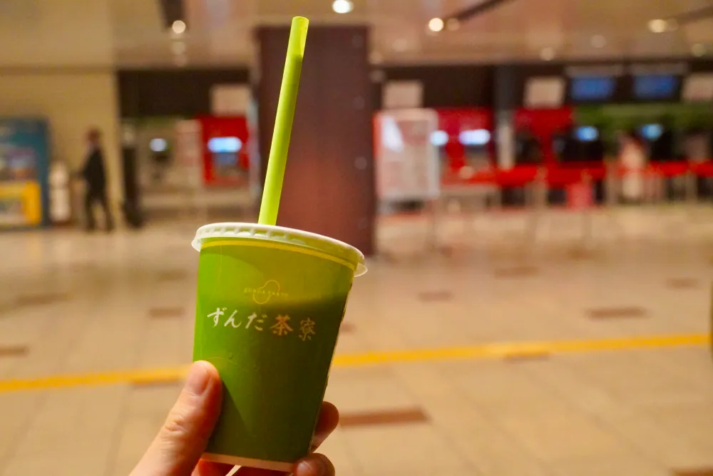 まずは仙台駅構内に店を構える「ずんだ茶寮」のずんだシェイクで喉を潤します。