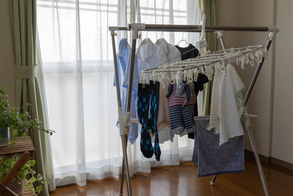 NG行動03｜窓を閉め切ったままの室内干し。風通しが悪くジメジメ度UP