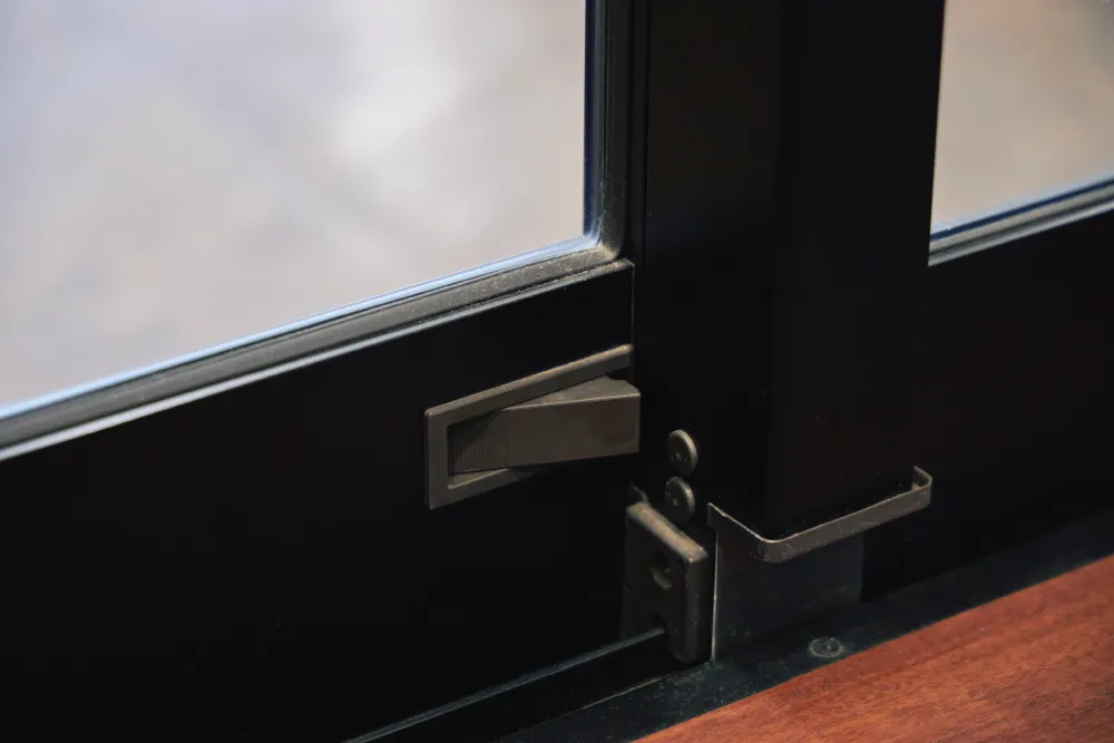 見落としがちだが、サッシの下に備え付けられた補助錠をかけておくことも効果的