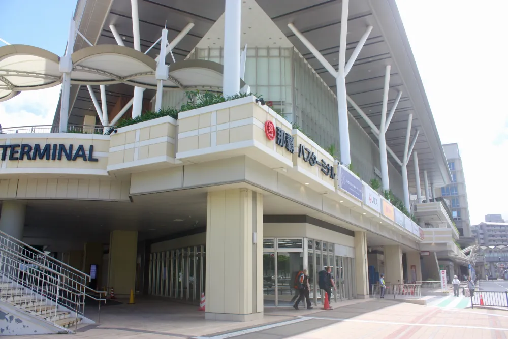 沖縄最大のバスターミナル「那覇バスターミナル」からスタート