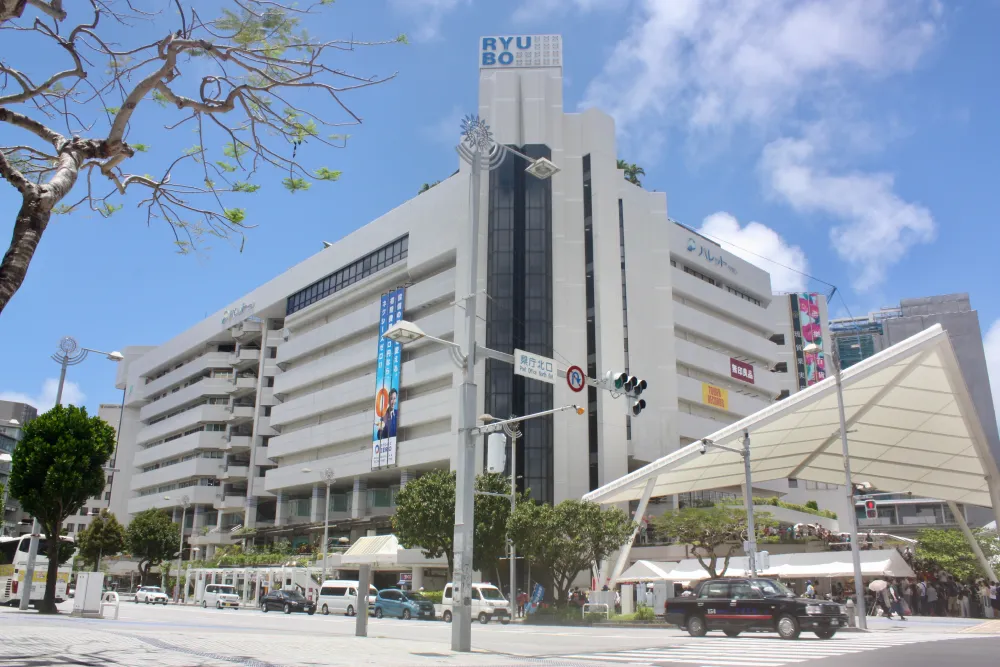 「デパートリウボウ」や映画館など複数の施設が入居している「パレットくもじ」