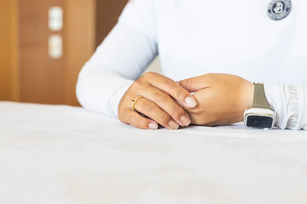 「大東建託・いい部屋ネットレディス」に向けたネイル。シンプルながらも、さりげないきらめきが上品な印象でした