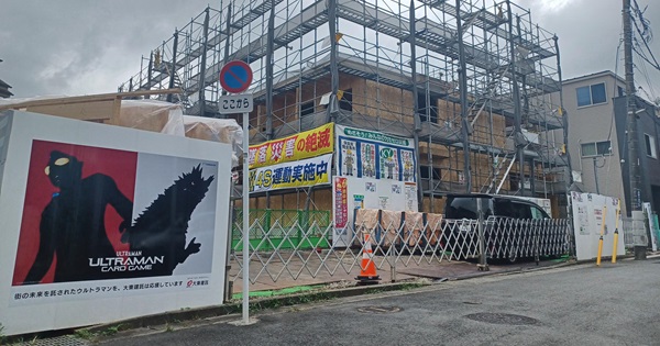 閑静な住宅街にウルトラマンティガと怪獣ベムラーが出現！？