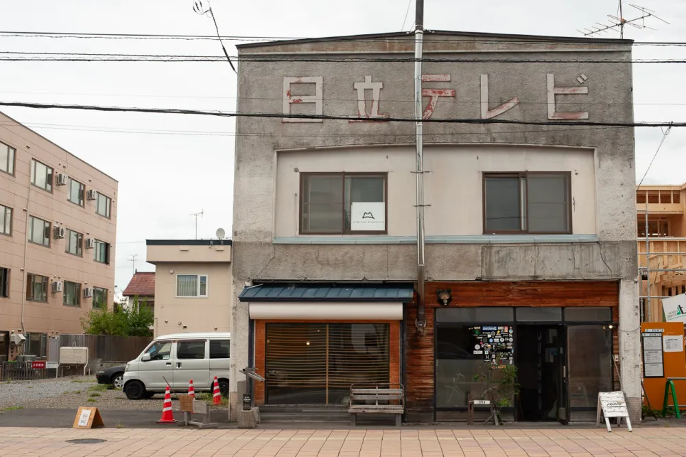 カフェ「ノマド」は元電気屋さんをリノベーションしたお店