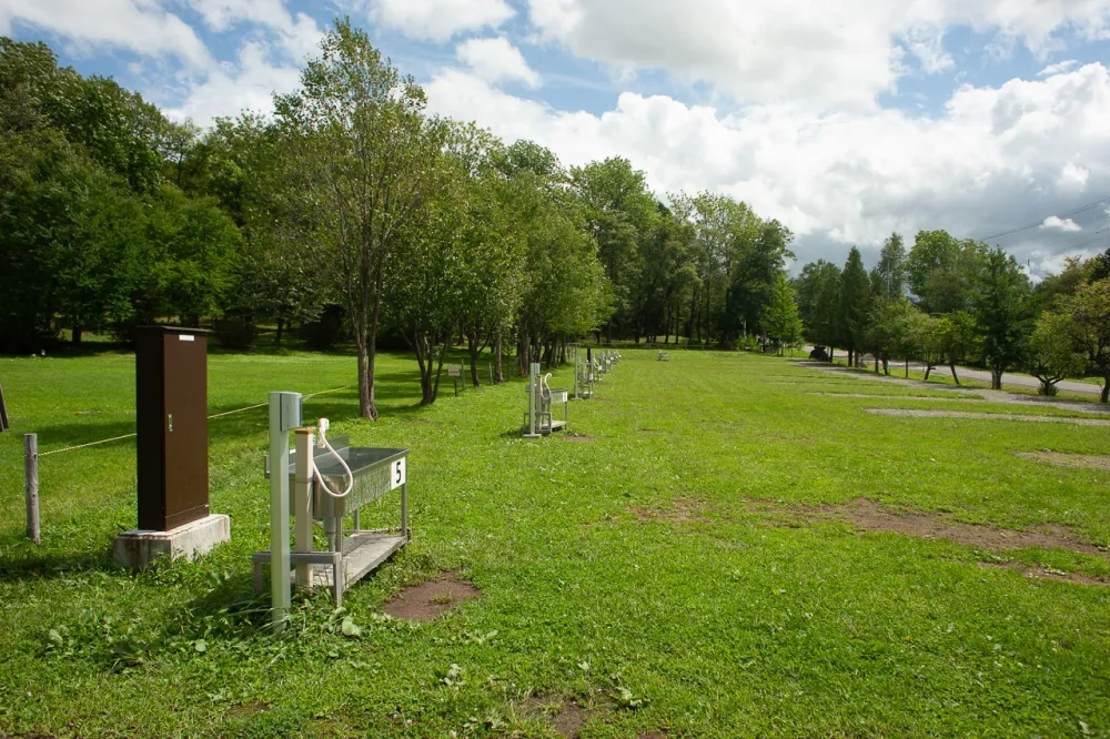 「キャンモアスキービレッジ」が位置するキトウシ山の麓の森の中には、キャンプ場も設けられています