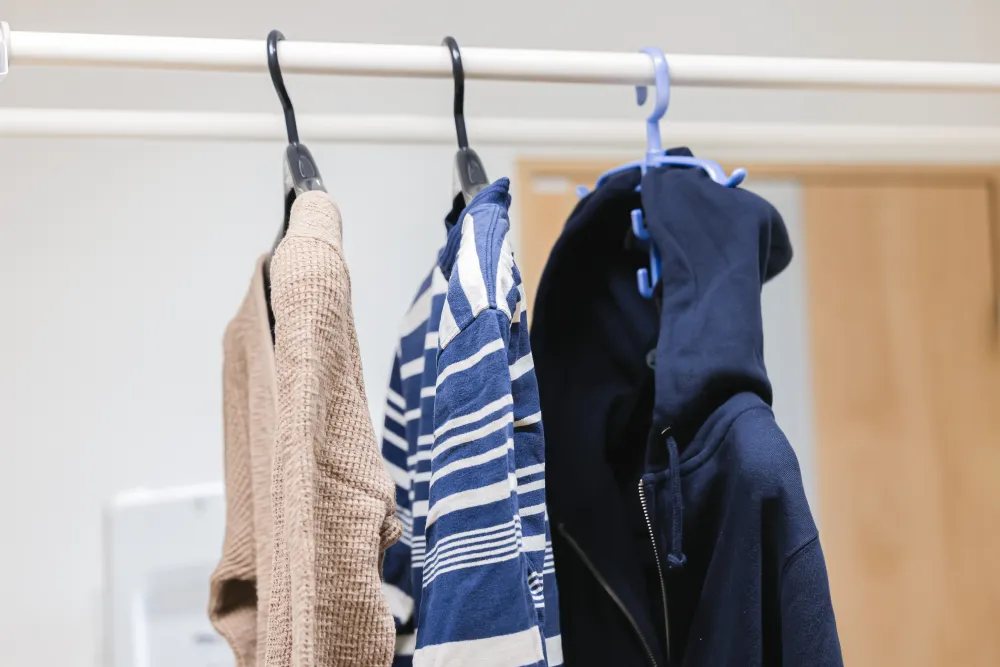 「バンザイ干し」や「三角干し」…… 洗濯物の種類別・干し方のポイント