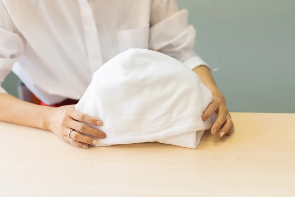 場所を取りがちなフードパーカーもコンパクトに。旅行のパッキングでも重宝しそう