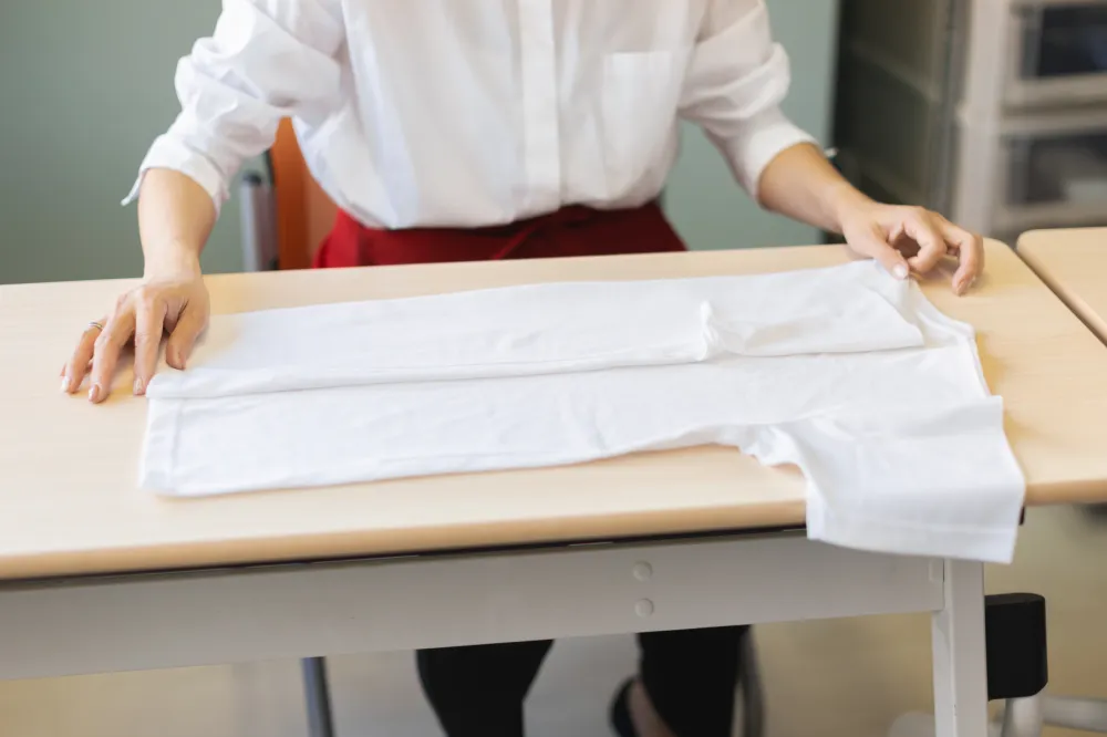 袖と袖を合わせるたたみ方でも問題ないが、三つ折りにする「ブティックたたみ」の方が、よりコンパクトになるのでオススメ