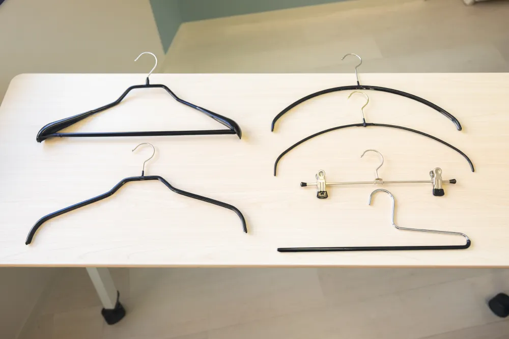 （左上から時計回りで）ジャケット用、Ｔシャツやカットソーなどをかける人体型タイプ（太め・細め）、スカート用、スラックス用、襟付きワイシャツ用のMAWAハンガー