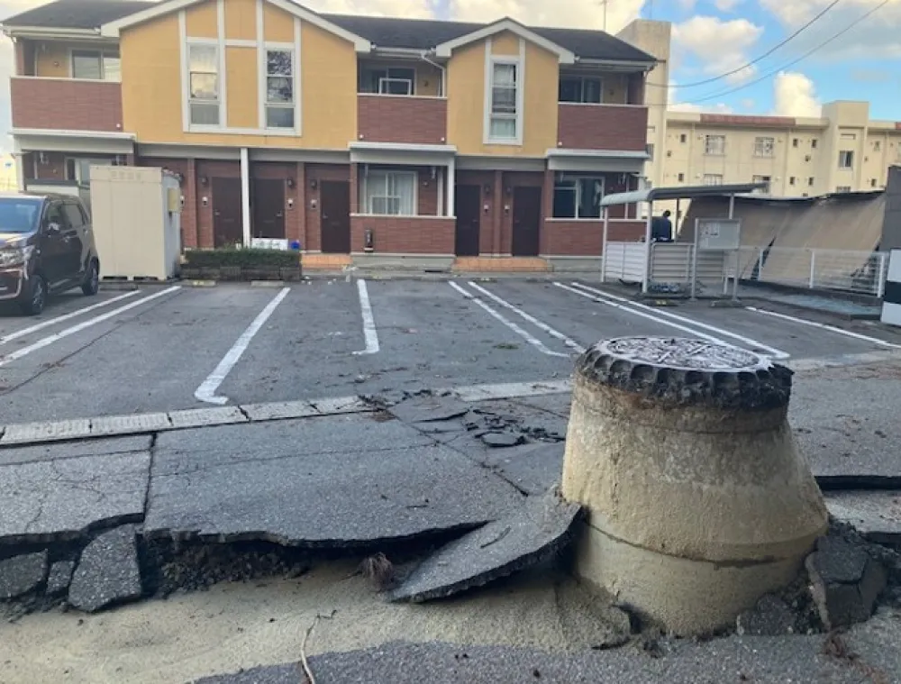 輪島市の管理物件。マンホールが地面から1メートルほど浮き上がっていた