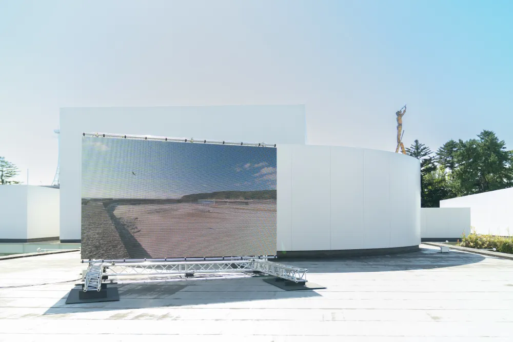 SIDE CORE《new land》2014 ©️SIDE CORE 「SIDE CORE Living road, Living space / 生きている道、生きるための場所」　展示風景2025：石川県金沢の観光オススメスポット