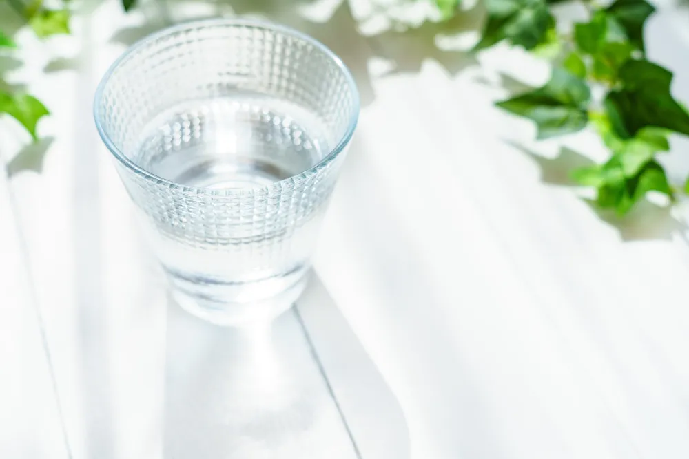 方法04：水やお湯が入ったコップを置く