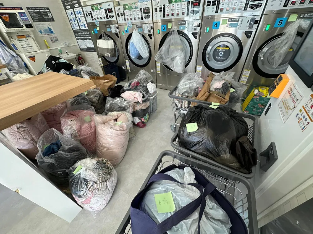 実際に金沢市内で無料提供したコインランドリー。洗濯乾燥機の台数に限りがあるため、順番に使用してもらうほど需要が高かった（左）