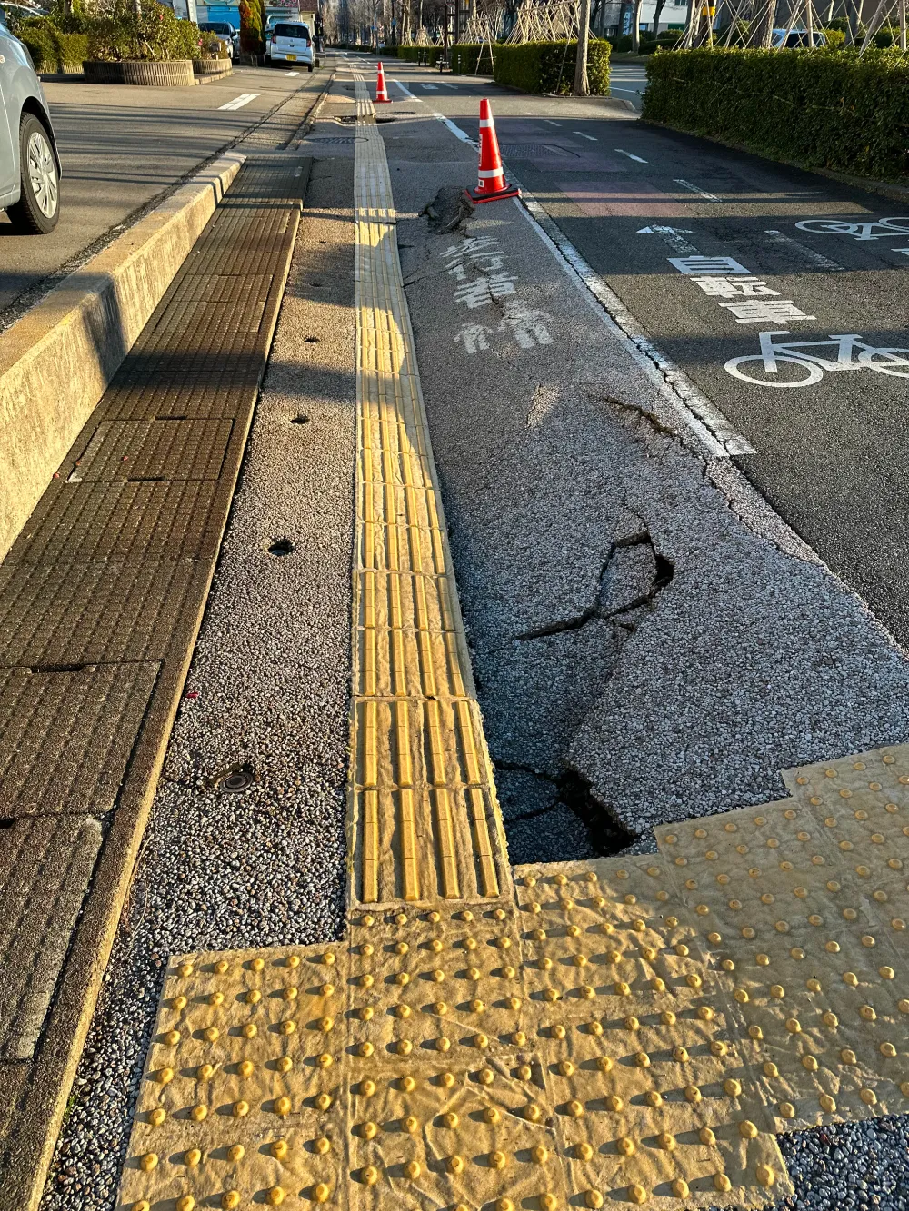 陥没し、通行できない状態になった金沢支店前の道路