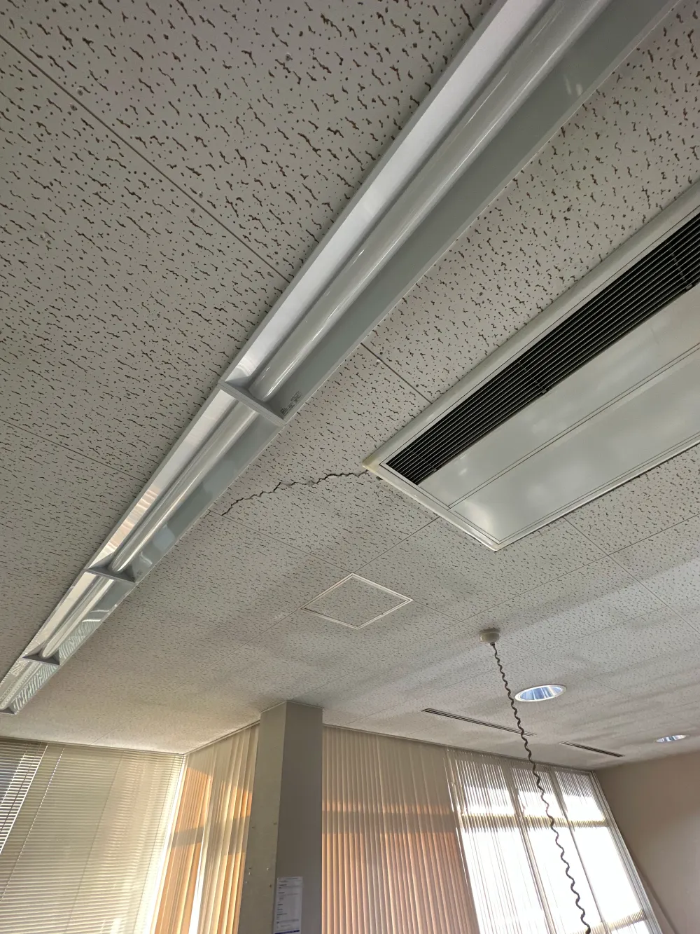 金沢支店の天井にはヒビが入った