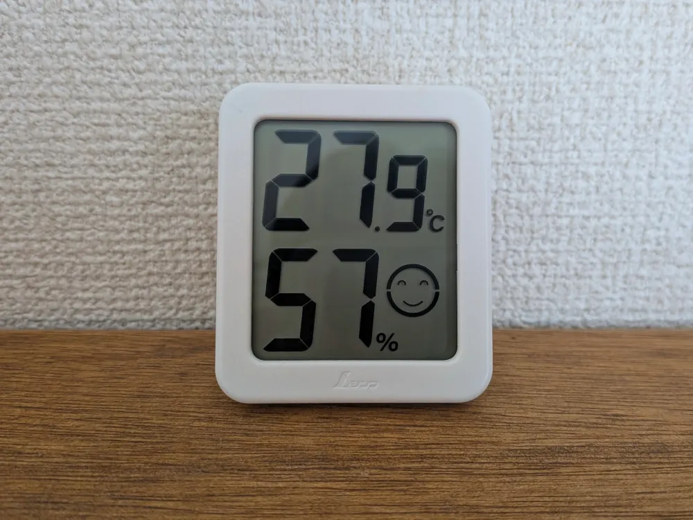 まず、暖房で部屋を暖めます。