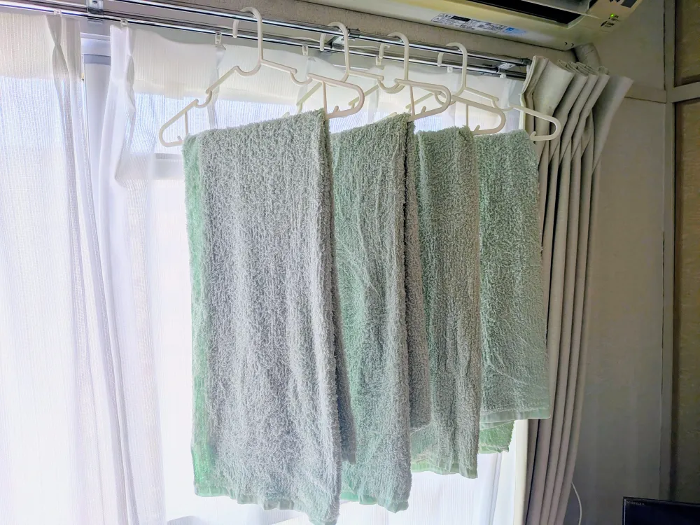 まずは、バスタオルを4枚洗濯し、部屋干ししてみました。