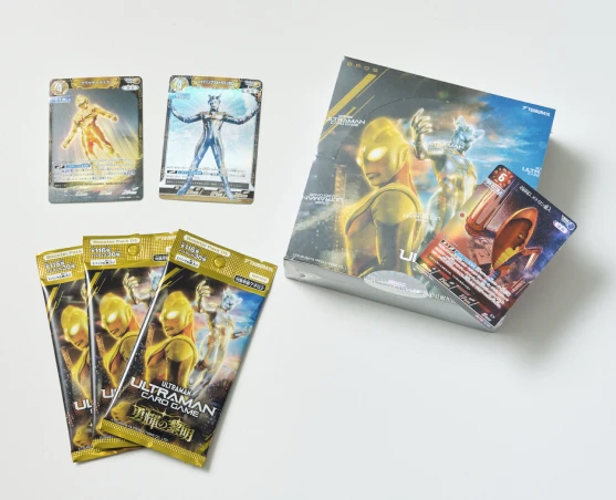 右：龍幸伸先生描き下ろしのイラストを使用した特別なカードは、ブースターパック第5弾「勇輝の黎明」のBOX購入特典として封入