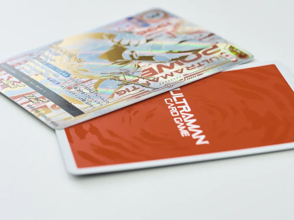 カード裏面の模様はエンボス加工によるもの