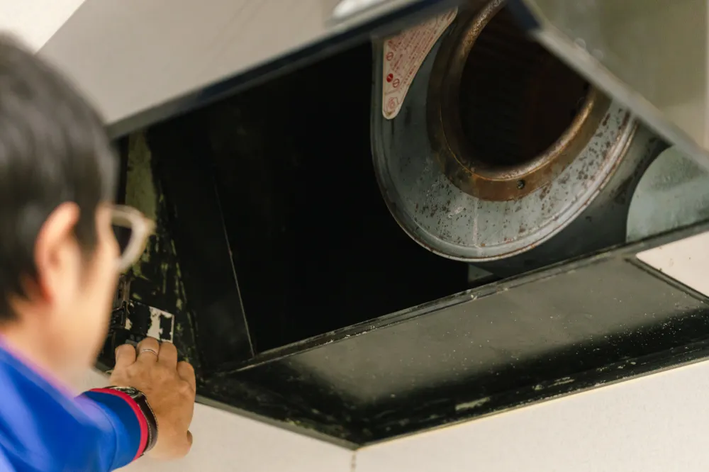 「換気扇の内部（ファンの部分）は、掃除方法を誤ると壊れてしまうので、必ずプロの業者に依頼しましょう」