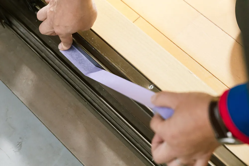 サッシの溝にぴったりな幅のマスキングテープが販売されていますよ