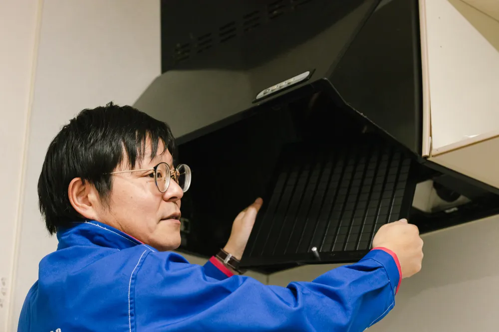 ①フィルターを取り外し、タオルを敷いたシンクに置く