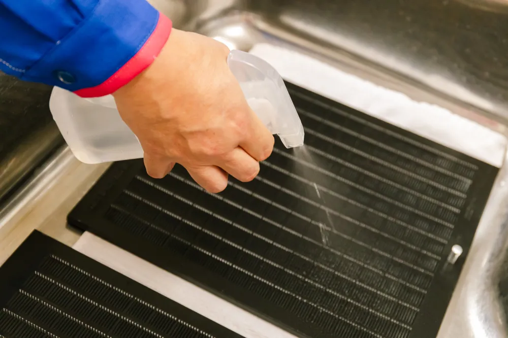 ② 重曹水やアルカリ電解水を吹きかける