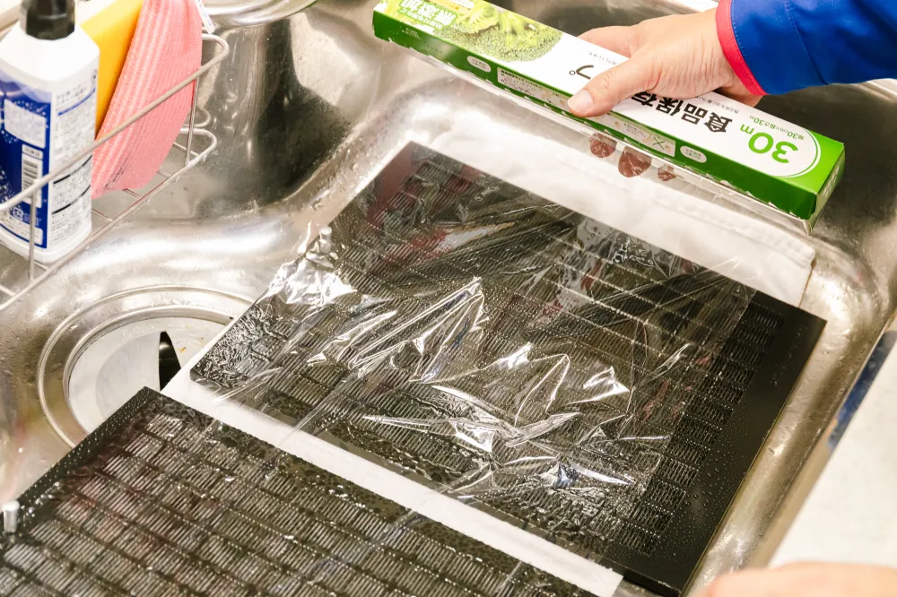 ③キッチンペーパーやラップをかぶせて洗剤を染み込ませる。その後、スポンジやタオルで拭き取る