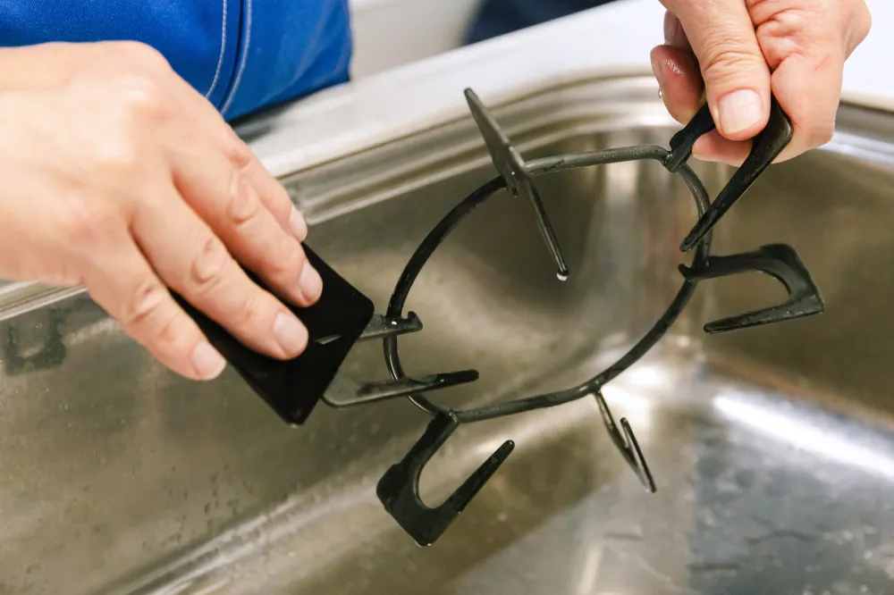 ② 約30分間つけおきした後、スポンジやブラシで残った汚れをこすり落とす