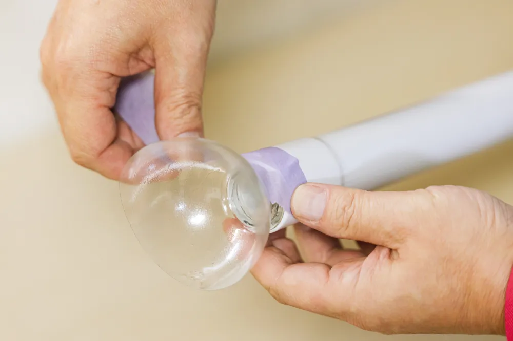 掃除機のノズルにはめ込み、マスキングテープなどで固定