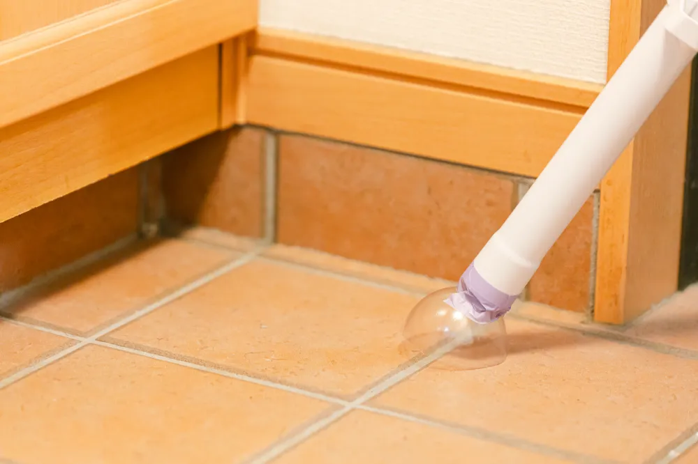 ①で自作したノズルを使って掃除機をかける