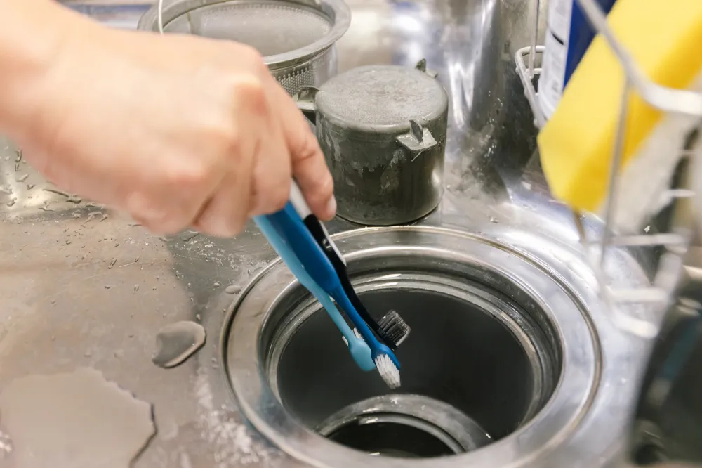 ① 排水溝のワントラップ（ゴミ受けの奥にある取り外せる部品）を外し、キッチン用漂白剤やカビ除去剤など、塩素系の洗剤を吹きかける