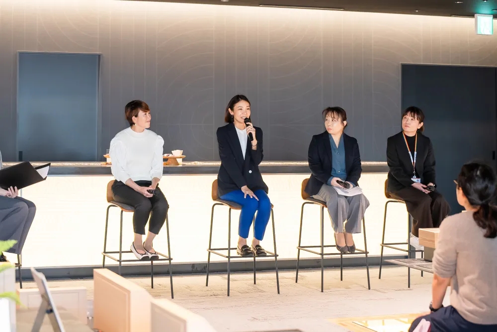 （左から）杉山愛さん、小畑沙織さん、湯目、ダイバーシティ推進部長
福永智子