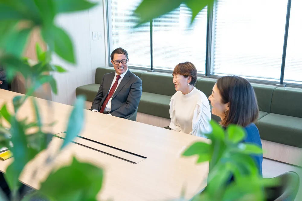 、一つひとつの決断と全力で向き合ってきたからこそ今があると思っています。その時々で思いきり悩み抜いて、後悔の少ない人生を送りましょう」