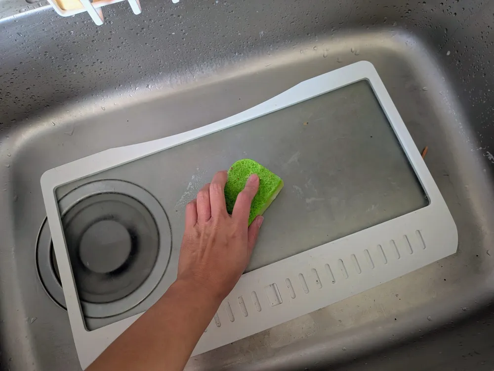 野菜室など、取り外せるものは取り外して丸洗いする