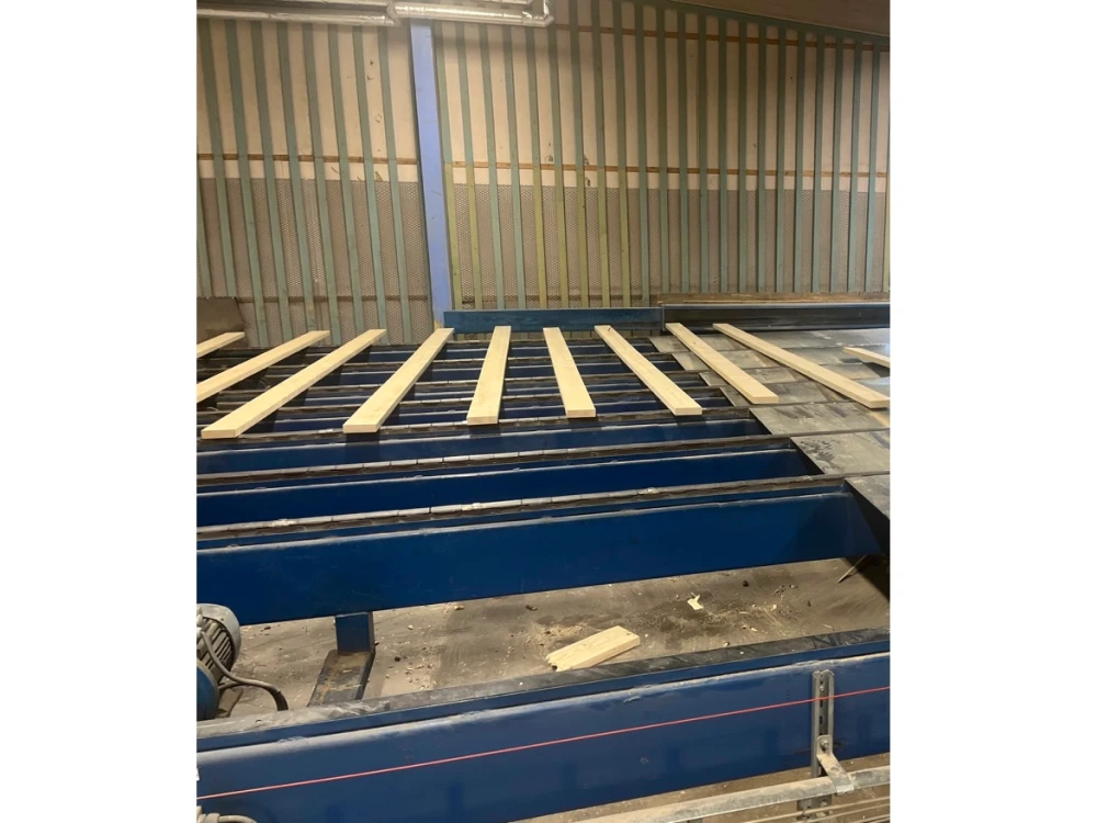 現地の木材加工場