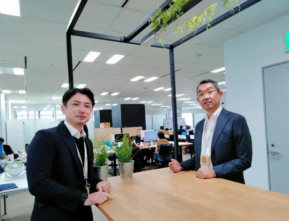 （写真右）記事前半の取材に協力してくれるのは、技術開発部 次長の植木 秀典（うえき・ひでのり）さん／（写真左）取材に同席してもらった、木材購買・輸入関連業務に携わる、技術開発部の木内 政宏（きうち・まさひろ）さん