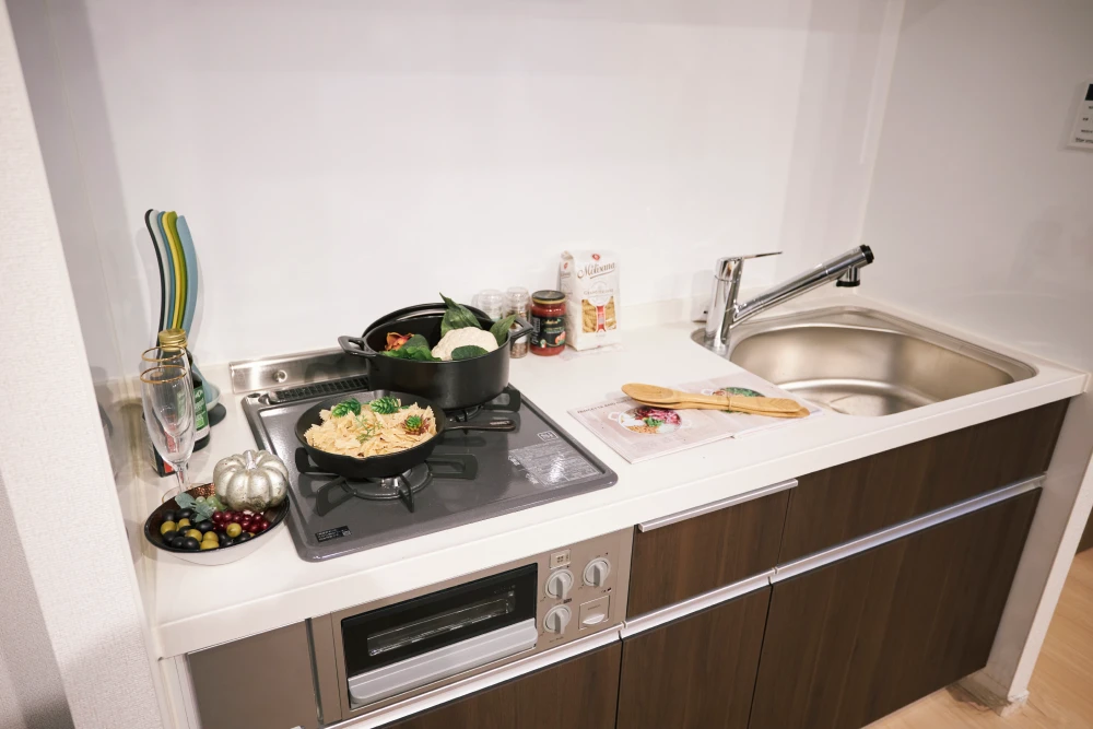 キッチンには余白をしっかりと確保。調味料を並べたり作業したりと料理が捗りそうです